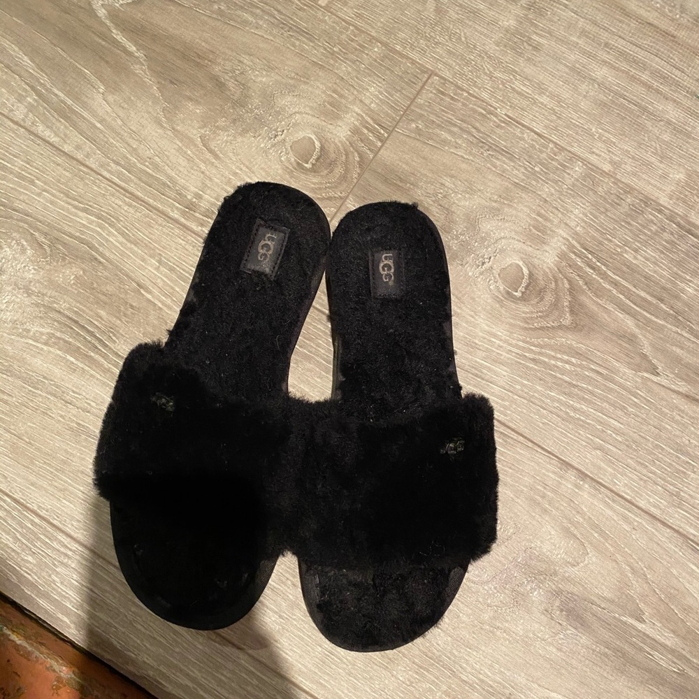 Ugg slippers - black size 8